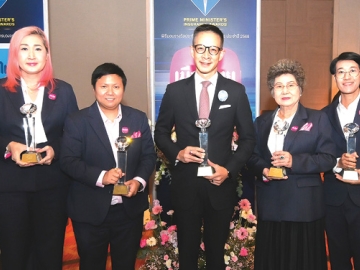 2 รางวัลเกียรติยศ : สาระ ล่ำซำ ประธานเจ้าหน้าที่บริหาร บมจ.เมืองไทยประกันชีวิต รับรางวัล “บริษัทประกันภัย
เกียรติยศสูงสุด” ต่อเนื่องปีที่ 5 ซึ่งเป็นรางวัลสูงสุดในภาคอุตสาหกรรมประกันภัยและเป็นเพียงบริษัทเดียว
ที่ได้รับ พร้อมด้วยรางวัล “บริษัทประกันชีวิตที่มีการส่งเสริมกรมธรรม์ประกันภัยเพื่อประชาชนดีเด่น”
ต่อเนื่องปีที่ 12 ในงานมอบรางวัลประกันภัยดีเด่นครบวงจร 2568 ที่ โรงแรมเซ็นทาราแกรนด์ฯ เซ็นทรัลเวิลด์