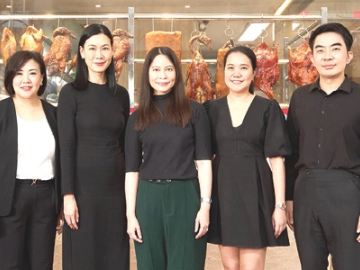 มอบความคุ้มค่า : นภพรรษ ฤดีสุนันท์ Head of Marketing (Asset Group 1) บมจ.เซ็นทรัลพัฒนา และ นภิศ สุวรรณสาร ผอ.อาวุโสฝ่ายการตลาด บัตรเครดิตเซ็นทรัล เดอะวัน เปิดตัวแคมเปญ “T1 มื้อนี้ดีลดี” ให้สิทธิประโยชน์แก่ผู้ถือบัตรเครดิตเซ็นทรัล เดอะวัน “รับคุ้ม ดีลดี 2 ต่อ” ในร้านอาหารที่ร่วมรายการที่เซ็นทรัลเวิลด์