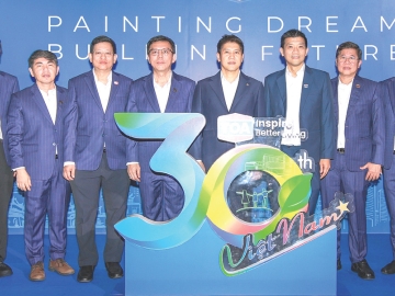 ฉลอง 3 ทศวรรษ “TOA Paint Vietnam” : จตุภัทร์ ตั้งคารวคุณ ประธานเจ้าหน้าที่บริหาร บมจ.ทีโอเอ เพ้นท์ (ประเทศไทย) จัดงานฉลองครบรอบ 30 ปี “TOA Paint Vietnam” เพื่อขอบคุณพันธมิตรทางธุรกิจ โดยมีคณะผู้บริหาร วินัย ชัยบุรานนท์, ว่าที่ ร.ต.สุรศักดิ์ มั่นแดง, อิทธิพล เต็มอมรทรัพย์, สัตถวัจน์ ทิตาราม, อัสชิ งามลำยอง กิตติพร มโนรถกุล
และ ภานุวัฒน์ ตรังคานุวัฒน์ ร่วมงานที่ศูนย์การประชุม Thiskyhall Sala นครโฮจิมินห์ สาธารณรัฐสังคมนิยมเวียดนาม