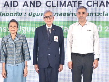 ดูแลป้องกันตนเองและครอบครัว : เตช บุนนาค เลขาธิการสภากาชาดไทย เปิดงาน “วันปฐมพยาบาลโลก”
ประจำปี 2568 ภายใต้แนวคิด “รู้ รอด ปลอดภัย : ปฐมพยาบาลอย่างไรในภาวะโลกร้อน” รณรงค์ให้ประชาชนและประชาคมโลกตระหนักถึงความสำคัญของการปฐมพยาบาล เพื่อบรรเทาความรุนแรงของ
ภัยพิบัติ โดยมี คุณหญิงชฎา วัฒนศิริธรรม เหรัญญิกสภากาชาดไทย ร่วมงาน ที่ โรงพยาบาลจุฬาลงกรณ์