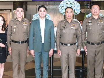 พัฒนาบุคลากร : อนัคพล อิงคะกุล รองประธานกรรมการบริหารมิราเคิล กรุ๊ป ต้อนรับ พล.ต.ท.สยาม บุญสม ผู้บัญชาการตำรวจนครบาล ที่มาเป็นประธานเปิด “การประชุมเชิงปฏิบัติการแก้ไขปัญหายาเสพติดในชุมชนตามรูปแบบการดำเนินงานแก้ไขปัญหายาเสพติดและการพัฒนาคุณภาพชีวิตของประชาชนพื้นที่ต้นแบบของกรุงเทพมหานคร (ธวัชบุรีโมเดล และ ท่าวังผาโมเดล)” ที่ โรงแรมมิราเคิล แกรนด์ คอนเวนชั่น เขตหลักสี่