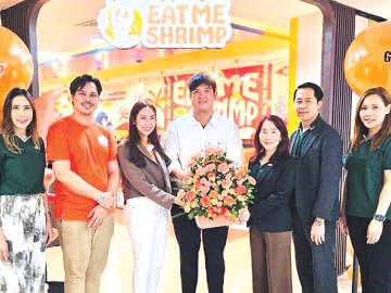 สาขาแรก : สหัพย์ภัค โชควิจิตรกุล กก.ผจก.ศูนย์การค้าเอ็ม บี เค เซ็นเตอร์ ร่วมยินดีกับ จิรภัทร วิมาณเหมินทร์, วจีทิพย์ นพจำรูญศรี และ เชฟบิว ภูเตโช กาญจนกิตติกูล แชมป์ Hell’s Kitchen Thailand Season 1 ในโอกาสเปิดร้าน EAT ME SHRIMP ฟาสต์ฟู้ดกุ้งเจ้าแรกในไทย ที่ศูนย์การค้าเอ็ม บี เค เซ็นเตอร์