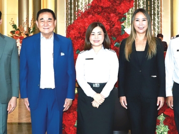 3 สายการบิน : ดร.อัศวิน อิงคะกุล ประธานกรรมการบริหาร มิราเคิล กรุ๊ป, อนัคพล อิงคะกุล รองประธานกรรมการบริหาร และ ลักษมีกานต์ อิงคะกุล ประธานเจ้าหน้าที่บริหาร ร่วมต้อนรับ ปวีณา จริยฐิติพงศ์ รักษาการ ผอ.ใหญ่ บมจ.ท่าอากาศยานไทย (AOT)ที่มาเป็นประธานในพิธีลงนามความร่วมมือการเคลื่อนย้ายอากาศยานที่ขัดข้อง ที่ท่าอากาศยานในความรับผิดชอบของ AOT กับ บจก.สายการบินนกแอร์, บจก.ไทย ไลอ้อน เมนทารี และ บจก.ไทยแอร์เอเชีย เอ็กซ์ ที่ โรงแรมอัศวิน แกรนด์ คอนเวนชั่น