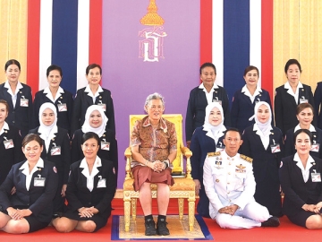 สมเด็จพระกนิษฐาธิราชเจ้า กรมสมเด็จพระเทพรัตนราชสุดาฯ สยามบรมราชกุมารี เสด็จพระราชดำเนินไปในงานของดีเมืองนรา ครั้งที่ 48 ประจำปี 2568
เพื่อจัดแสดงผลงานโครงการอันเนื่องมาจากพระราชดำริฯ รวมทั้งส่งเสริมให้เกษตรกร องค์กรเกษตร และวิสาหกิจชุมชน จำหน่ายผลผลิตและผลิตภัณฑ์ โดยมีนิทรรศการแสดงผลงานทางวิชาการ, การจำหน่ายผลผลิตทางการเกษตร และผลิตภัณฑ์หัตถกรรมของวิสาหกิจชุมชนจาก 13 อำเภอ ณ สวนสาธารณะเฉลิมพระเกียรติ 6 รอบ พระชนมพรรษา จังหวัดนราธิวาส เมื่อวันอังคารที่ 16 กันยายน 2568 เวลา 08.14 น.