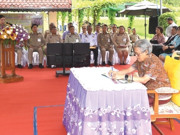 สมเด็จพระกนิษฐาธิราชเจ้า กรมสมเด็จพระเทพรัตนราชสุดาฯ สยามบรมราชกุมารี เสด็จพระราชดำเนิน
ไปทรงติดตามโครงการปรับปรุงพื้นที่แปลงสาธิตในพื้นที่ลุ่ม หลังน้ำท่วมเมื่อเดือนพฤศจิกายน 2567 และวางแผนกำหนดแนวทางปรับปรุงพื้นที่ การพัฒนาที่ดิน เพื่อดำเนินกิจกรรมต่างๆ ณ ศูนย์ศึกษาการพัฒนาพิกุลทองอันเนื่องมาจากพระราชดำริ จังหวัดนราธิวาส เมื่อวันอังคารที่ 16 กันยายน 2568 เวลา 13.00 น.