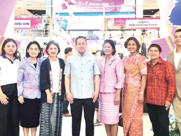 ส่งเสริมช่องทางการตลาด : จรูญรัตน์ สาลี กก.ผจก.บจก.พาราไดซ์ พาร์ค ต้อนรับ
ร.ต.อ.เขตรัฐ ชาญศิลป์ รอง ผวจ.สมุทรสาคร ในงาน “สมุทรสาคร On Tour On
Sales ครั้งที่ 2” โดยนำสินค้าของดีจากจังหวัดสมุทรสาครนานาชนิด สินค้า OTOP
และผลิตภัณฑ์ GI กว่า 60 บูธมาจำหน่าย ที่ ศูนย์การค้าพาราไดซ์ พาร์ค