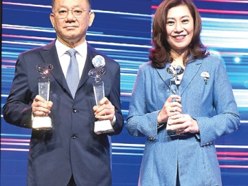 บริษัทประกันชีวิตแห่งแรกของคนไทย : ไชย ไชยวรรณ ปธ.จนท.บห.ไทยประกันชีวิต และ วรางค์ ไชยวรรณ รอง ปธ.จนท.บห.รับ 3 รางวัล ทั้งด้านองค์กรและบุคคล จากพิธีมอบรางวัลประกันภัย
ดีเด่นครบวงจร ประจำปี 2568 จัดโดย สำนักงาน คปภ.
