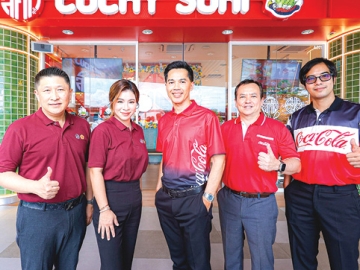 พันธมิตรความอร่อย : ธนพร โฆสิตาภัย ผช.กก.ผจก.อาวุโส บมจ.ไทยน้ำทิพย์ฯ และ รสรินทร์ ติยะวราพรรณ กก.บห.บจก.มิราเคิล แพลนเนท เจ้าของแบรนด์ “ลัคกี้ สุกี้”และ “ลัคกี้ บาร์บีคิว” ร่วมกันเสิร์ฟเครื่องดื่มของ “โคคา-โคล่า” ใน 34 สาขา