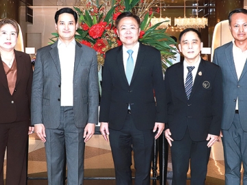 เตรียมงาน : อนัคพล อิงคะกุล รองประธานกรรมการบริหาร มิราเคิล กรุ๊ป ต้อนรับ นพ.สุรโชค ต่างวิวัฒน์ เลขาธิการ คณะกรรมการอาหารและยา ในพิธีเปิด “การเตรียมการจัดงานส่งเสริมผู้ประกอบการนำเข้าผลิตภัณฑ์สุขภาพ (GIP Plus) เพื่อรับข้อเสนอแนะและคำแนะนำจากผู้ประกอบการ” โดยมี มรกต จรูญวรรธนะ ที่ปรึกษา
อย.และ ดร.วัฒนศักดิ์ ศรรุ่ง ผอ.กองด่านอาหารและยา ร่วมงาน ที่ โรงแรมมิราเคิล แกรนด์ คอนเวนชั่น