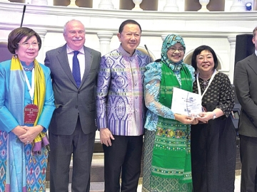 ร่วมยินดี : สนั่น อังอุบลกุล ประธานมูลนิธิการศึกษาและวัฒนธรรมสัมพันธ์ไทย-นานาชาติ (AFS) ประเทศไทย, Daniel Obst ประธาน AFS โลก และ Akiko Kato ประธาน AFS ภาคเอเชียแปซิฟิก ร่วมยินดี
กับ ครูกานต์ ชนกชนน์ วูดดิสัน ที่ได้รับรางวัล “AAI Volunteer Award” โดยมี มาลีรัตน์ ปลื้มจิตรชม, พนิดา เทพกาญจนา และ ผศ.ดร.วัชรพจน์ ทรัพย์สงวนบุญ ร่วมงาน ที่ กรุงอูลานบาตอร์ ประเทศมองโกเลีย