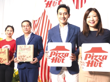 ครบรอบ 1 ปี พิซซ่า ฮัท : อุษณา มหากิจศิริ รองประธานเจ้าหน้าที่บริหาร และ กมลสุทธิ์ ทัพพะรังสี ประธานกลุ่มอาหารและเครื่องดื่ม บจก.พีเอช แคปปิตอล ในเครือ บมจ.โทรีเซนไทย เอเยนต์ซีส์ ร่วมกับ บจก.โกลบอลฟู้ด
โปรดักส์ผู้นำเข้าสินค้าแบรนด์เครื่องดื่มระดับโลกเปิดตัวแคมเปญ “The Taste of Capri” ถ่ายทอดเสน่ห์เกาะคาปรี
ประเทศอิตาลี ผ่าน 3 เมนูพรีเมียมและยอดฮิตของ “พิซซ่านาโปลี” ที่ Dolcetto Italian Cafe Bangkok