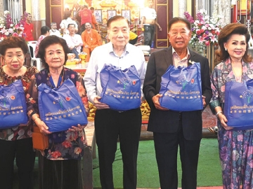มอบถุงปันสุขช่วยเหลือชุมชน : ประจักษ์ - ละออ ตั้งคารวคุณ ประธาน และ รองประธานมูลนิธิคุณแม่ลี้กิมเกียว ตั้งคารวคุณ มอบข้าวสารและของใช้จำเป็น 1,000 ชุด เพื่อช่วยเหลือชาวบ้านในชุมชน โรงเรียน รวมทั้งกลุ่มผู้เปราะบางในเขตสัมพันธวงศ์ โดยมีสมศักดิ์ ศรีสุภรวาณิชย์ ประธานที่ปรึกษาวัดโลกานุเคราะห์, สุธีรา อุปพัทธางกูร,พูลศรี จงแสงทอง,ประทุมวดี ศักดิ์กาญจนรัตน์ ผอ.รร.วัดสัมพันธวงศ์, พชรมณฑ์ หมวดนุ่ม ผอ.รร.วัดปทุมคงคา, กิรณา จั่นนพรัตน์ รอง ผอ.รร.วัดจักรวรรดิ ร่วมพิธี ที่ วัดโลกานุเคราะห์ แขวงจักรวรรดิ เขตสัมพันธวงศ์ กรุงเทพมหานคร