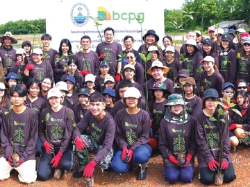 เติมพื้นที่สีเขียว : ชาญวิทย์ ตรังอดิศัยกุล รอง กก.ผจก.ใหญ่สายงานการลงทุน บมจ.บีซีพีจี นำพี่ๆอาสาสมัคร บีซีพีจี และน้องๆ จากโรงเรียนกบินทร์วิทยา จ.ปราจีนบุรี ร่วมกันปลูกต้นกล้าภายใต้กิจกรรม
“มือเปื้อนโคลน เพื่อป่าชายเลน ปี 3” เพื่อเพิ่มแหล่งกักเก็บและดูดซับก๊าซคาร์บอนไดออกไซด์ ช่วยบรรเทาผลกระทบจากภาวะโลกร้อน และคืนความสมบูรณ์ให้ระบบนิเวศชายฝั่ง ที่ ป่าชายเลน อ.แหลมงอบ จ.ตราด