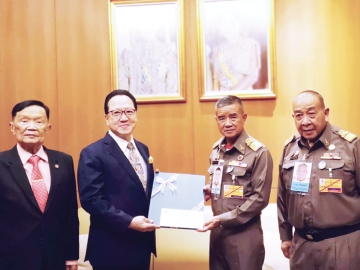ดาวน์โหลดฟรี : บุญชัย เบญจรงคกุล ประธานมูลนิธิร่วมด้วยช่วยกัน สำนึกรักบ้านเกิด และ ศรีภูมิ ศุขเนตร
ประธานคณะที่ปรึกษา บจก.เบญจจินดา โฮลดิ้ง เข้าเยี่ยมคารวะ พร้อมมอบหนังสือ “พ่อพารวย” ฉบับปกแข็ง ให้แก่ พล.อ.เฉลิมชัย สิทธิสาท องคมนตรี และ กฤษณ์ กาญจนกุญชร เลขาธิการองคมนตรี โดยทางมูลนิธิฯ จะเปิดให้ประชาชนดาวน์โหลดหนังสืออีบุ๊ค “พ่อพารวย” สร้างความมั่งคั่ง โดยไม่มีค่าใช้จ่าย