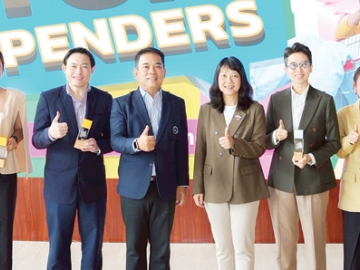 แลนด์มาร์คการท่องเที่ยว : สรัญญา เจริญศิริ ผอ.ฝ่ายการตลาด บมจ.เอ็ม บี เค
ผู้บริหาร ศูนย์การค้าเอ็ม บี เค เซ็นเตอร์ รับโล่สถานประกอบการที่มียอดขายในโครงการ Amazing Thailand Grand Sale 2025 ตามเกณฑ์ที่กำหนด เป็นศูนย์กลาง
ของการช้อปปิ้ง เดินทางสะดวกได้หลากหลายเส้นทางและการเชื่อมต่อกับรถไฟฟ้า