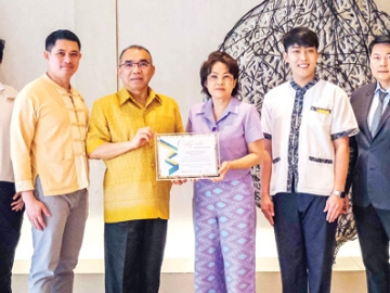 รุ่นที่ 6 : วุฒิศักดิ์ พิชญกานต์ ผจก.ทั่วไป โรงแรมเซ็นทารา แกรนด์ฯ ลาดพร้าว รับมอบประกาศนียบัตรเข้าร่วมโครงการองค์กรสุขสภาพเพื่อการสร้างชาติ (Wellness
Corporate Nation-Building: Wellness) จากสถาบันการสร้างชาติ ส่งเสริมการดูแลสุขภาพกายและจิตใจของบุคลากรภายในองค์กร เพื่อคุณภาพชีวิตที่ดี