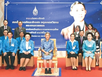 สมเด็จพระกนิษฐาธิราชเจ้า กรมสมเด็จพระเทพรัตนราชสุดาฯ สยามบรมราชกุมารี เสด็จพระราชดำเนินไปทรงเปิดนิทรรศการเฉลิมพระเกียรติ สมเด็จพระมหิตลาธิเบศร
อดุลยเดชวิกรม พระบรมราชชนก และพระราชทานรางวัลของมูลนิธิสมเด็จพระมหิตลาธิเบศร อดุลยเดชวิกรม พระบรมราชชนก ประจำปี 2568 แก่บัณฑิตดีเด่นยอดเยี่ยม พระราชทานทุนการศึกษาแก่นิสิตนักศึกษา และพระราชทานของที่ระลึกแก่ผู้สนับสนุนการจัดงานของมูลนิธิฯ โดยพระราชทานเงิน แก่ประธานจัดหาทุนมูลนิธิฯ เพื่อนำไปใช้ดำเนินงานของมูลนิธิฯ ต่อไป ณ ศูนย์การค้าสยามพารากอน กรุงเทพมหานคร เมื่อวันพฤหัสบดีที่ 25 กันยายน 2568 เวลา 15.09 น.