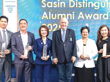ศิษย์เก่าดีเด่น : ศ.ดร.เอียน เฟนวิค ผอ.สถาบันบัณฑิตบริหารธุรกิจ ศศินทร์ฯ จัดงาน “Sasin Home coming and Alumni Awards 2025” พร้อมมอบรางวัลเพื่อเชิดชูนิสิตเก่าที่ประสบความสำเร็จโดดเด่นในอาชีพและมีส่วนสำคัญในการสนับสนุนสังคม พร้อมทั้งเป็นผู้นำที่มีวิสัยทัศน์และเป็นแบบอย่างที่ดี อาทิ ภูริต ภิรมย์ภักดี, ปนิษฐา บุรี, ดร.อาทิรัตน์ จารุกิจพิพัฒน์, ม.ล.อาภาวดี เทวกุล, รศ.ดร.คณิสร์ แสงโชติ