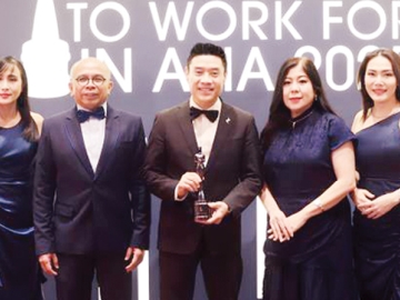 บริหารจัดการบุคลากรเป็นเลิศ : เกษมสุข จงมั่นคง รองประธานเจ้าหน้าที่บริหาร บมจ.เอ็ม บี เค รับรางวัล “HR Asia
Best Companies to Work for in Asia 2025 องค์กรดีเด่นที่น่าทำงานมากที่สุดในเอเชียประจำปี 2568 ในบทบาทการสร้างองค์กรให้น่าอยู่ ดูแลพนักงานทุกมิติ ในงาน HR Asia Awards 2025 จัดโดย นิตยสาร HR Asia โดยประเมินจากผลสำรวจความคิดเห็นของพนักงานแบบองค์รวม ที่ ศูนย์การค้าไอคอนสยาม
