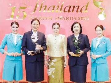 รับ 2 รางวัล : จันทร์ทิพย์ ทองกันยา และ ตรีศรัณย์ สีตกะลิน 2 รอง กก.ผอ.ใหญ่
บมจ.การบินกรุงเทพ รับ “รางวัลกินรี” ครั้งที่ 15 ประจำปี 2568 ประเภทองค์กร
สนับสนุนและส่งเสริมการท่องเที่ยวยั่งยืน และรางวัลแห่งความยั่งยืน จากโครงการ
“บางกอกแอร์เวย์ส บูทีค ซีรีส์” ที่ โรงแรมแกรนด์ ไฮแอท เอราวัณ กรุงเทพฯ