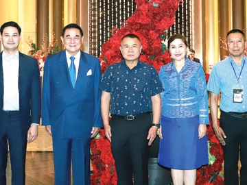 เสริมสร้างเครือข่ายประชาสัมพันธ์ : ดร.อัศวิน อิงคะกุล ประธานกรรมการบริหาร มิราเคิล กรุ๊ป และ อนัคพล
อิงคะกุล รองประธานฯ ต้อนรับ พล.อ.อ.พันธ์ภักดี พัฒนกุล ผู้บัญชาการทหารอากาศ ในโอกาสเป็นประธาน
ในงาน “ทัพฟ้า สานสัมพันธ์ สื่อมวลชน” จัดโดย พล.อ.ท.ณรัฐ บุญประเสริฐ กรมกิจการพลเรือนทหารอากาศ โดยมี มนทิรา พัฒนกุล นายกสมาคมแม่บ้านทหารอากาศ ร่วมงาน ที่ โรงแรมอัศวิน แกรนด์ คอนเวนชั่น