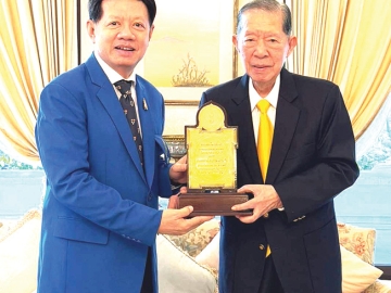 ส่งมอบโล่ ศ.ดร.อุกฤษ มงคลนาวิน รับมอบโล่พระราชทาน “มหิดลวรานุสรณ์” ในฐานะ
บุคคลผู้มีผลงานดีเด่นในด้านสังคมสงเคราะห์และการพัฒนาสังคม มีความประพฤติเรียบร้อย อยู่ในศีลธรรมอันดี สมควรยึดถือเป็นตัวอย่างและแบบฉบับ ซึ่งมอบหมายให้ สุรวัฒน์ ชมภูพงษ์ เป็นผู้แทนไปรับมอบในวันมหิดลที่ผ่านมา