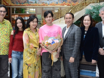 บัณฑิตจุฬาฯ : มณเฑียร ตันตกิตติ์ ผู้บริหารโรงแรมมณเฑียร สุรวงศ์ ร่วมยินดีกับ กมลชนก - นุติ เขมะโยธิน ที่ลูกชาย เนตต์ เขมะโยธิน สำเร็จการศึกษาปริญญาตรี จากสถาบันนวัตกรรมบูรณาการแห่งจุฬาลงกรณ์มหาวิทยาลัย BAScii
หลักสูตรศิลปศาสตร์และวิทยาศาสตรบัณฑิต สาขาวิชานวัตกรรมบูรณาการ