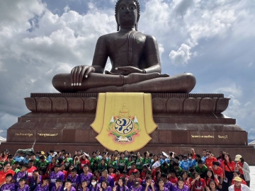ธรรมะ..พัฒนาเยาวชน : กรรณภรณ์ วงศ์ปิยะกุล ผู้อำนวยการบริหารมูลนิธิจิตต์น้อมเกล้าฯ เพื่อเยาวชนฯ ต้อนรับคณะครูโรงเรียนอนุบาลจันทบุรีในกิจกรรมทัศนศึกษา นำนักเรียนมากราบสักการะพระสมเด็จองค์ปฐม “พระพุทธเมตตา” และชมนิทรรศการจัดสร้างพระฯ โดยร่วมกันนั่งสมาธิด้วย ณ วัดเทพประทานอธิพร จ.จันทบุรี