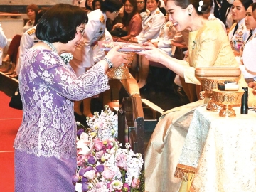 สมเด็จพระนางเจ้าฯ พระบรมราชินี เสด็จพระราชดำเนินไปทอดพระเนตรการแสดงบัลเลต์รอบเยาวชน เรื่อง “The Nutcracker” โดยคณะโอเปราและบัลเลต์แห่งเมืองซามารา สหพันธรัฐรัสเซีย ในงานมหกรรมศิลปะการแสดงและดนตรีนานาชาติ กรุงเทพฯ โดยมี คุณหญิงปัทมา ลีสวัสดิ์ตระกูล เฝ้าฯ ทูลเกล้าฯ ถวายสูจิบัตร ณ หอประชุมใหญ่ ศูนย์วัฒนธรรมแห่งประเทศไทยกรุงเทพมหานคร เมื่อวันอาทิตย์ที่ 12 ตุลาคม 2568