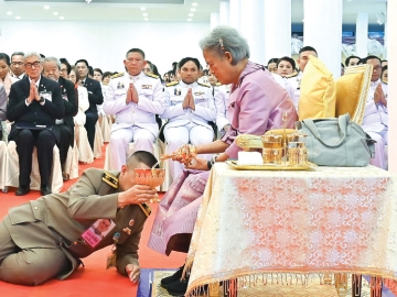 สมเด็จพระกนิษฐาธิราชเจ้า กรมสมเด็จพระเทพรัตนราชสุดาฯ สยามบรมราชกุมารี อุปนายิกาผู้อำนวยการสภากาชาดไทย เสด็จพระราชดำเนินไปถวายผ้าพระกฐินสภากาชาดไทย ประจำปี 2568 โดยมีนายเตช บุนนาค เลขาธิการสภากาชาดไทย, คุณหญิงชฎา
วัฒนศิริธรรม เหรัญญิกสภากาชาดไทย, นายกฤษฎา บุญราช ผู้ช่วยเลขาธิการสภากาชาดไทย และคณะกรรมการสภากาชาดไทย เฝ้าฯรับเสด็จ
ณ วัดพระศรีรัตนมหาธาตุ ตำบลรั้วใหญ่ อำเภอเมืองสุพรรณบุรี จังหวัดสุพรรณบุรี เมื่อวันอังคารที่ 14 ตุลาคม 2568 เวลา 14.00 น.