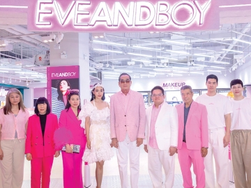 เปิดร้านใหม่ : ประวิช จรรยาสิทธิกุล ปธ.จนท.บห.ศูนย์การค้าจังซีลอน ป่าตอง ภูเก็ต และ รัตนา คชารักษ์
ปธ.จนท.บห.ฝ่ายขาย ร่วมยินดีกับ หิรัญ ตันมิตร ปธ.จนท.บห.บจก.อีฟแอนด์บอย ในโอกาสเปิดร้าน EVEANDBOY บิวตี้สโตร์ สาขาแรกในจังหวัดภูเก็ต และสาขาที่ 58 ของประเทศไทย โดยมี พล.ต.อ.สันต์ - ยุวเรต ศรุตานนท์, กิติศักดิ์ - รุจิรา ตันมิตร ร่วมงาน ที่ EVEANDBOY ศูนย์การค้าจังซีลอน ป่าตอง ภูเก็ต