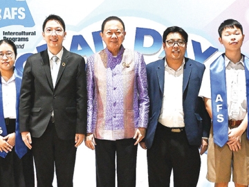 ผ่านหลักสูตร : สนั่น อังอุบลกุล ประธานมูลนิธิการศึกษาและวัฒนธรรมสัมพันธ์ไทย-นานาชาติ
(เอเอฟเอส) ประเทศไทย เป็นประธานมอบเกียรติบัตรให้แก่นักเรียนแลกเปลี่ยนระยะเวลา 1 ปี ที่สำเร็จจากการเข้าร่วมโครงการนักเรียนแลกเปลี่ยนกับ 29 ประเทศ รวม 221 คน โดยมี ผศ.ดร.วัชรพจน์ ทรัพย์สงวนบุญ
ผอ.ใหญ่, นพพล องค์ยลธรรม และ สุชานันท์ สุขจินดาเสถียร ร่วมงาน ที่ อิมแพค เมืองทองธานี