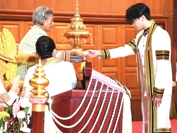 สมเด็จพระกนิษฐาธิราชเจ้า กรมสมเด็จพระเทพรัตนราชสุดาฯ สยามบรมราชกุมารี เสด็จพระราชดำเนินแทนพระองค์ไปพระราชทานปริญญาบัตรแก่ผู้สำเร็จการศึกษาจากจุฬาลงกรณ์มหาวิทยาลัย ประจำปีการศึกษา 2567 (ในภาพ) นายปรรพ์ ทยานิธิ เข้ารับพระราชทานปริญญาบัตรรัฐศาสตรบัณฑิต เกียรตินิยมอันดับ 1 และเหรียญพร้อมเงินรางวัล “เงินทุนภูมิพล” เรียนดีเยี่ยม คณะรัฐศาสตร์ จุฬาลงกรณ์มหาวิทยาลัย