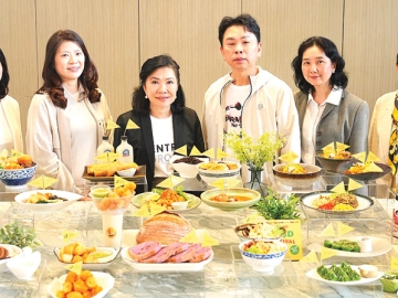“J Food Destination” : ดร.ณัฐกิตติ์ ตั้งพูลสินธนา กก.ผจก.ใหญ่ สายงานการตลาด บมจ.เซ็นทรัลพัฒนา
จัดเทศกาลอาหารเจระดับประเทศด้วยแคมเปญ “Thailand J Food Festival 2025” ภายใต้แนวคิด “Eat light, Feel Bright” ชูจุดขาย “อร่อยเฮลตี้ แบบมีสตอรี่” ที่ครบครันที่สุดในไทย เสริมพลังการตลาดสุขภาพให้ครบมิติ ครอบคลุม 39 ศูนย์การค้าทั่วประเทศ ระหว่างวันที่ 20-29 ตุลาคม 2568 ที่ ศูนย์การค้าเซ็นทรัลทั่วประเทศ