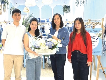 เป็นมิตรต่อสิ่งแวดล้อม : วรารัตน์ บุณยานนท์ รอง กก.ผจก.บจก.พาราไดซ์ พาร์ค ร่วมยินดีกับผู้บริหาร บจก.ออริจิ้น สปิน เจ้าของแบรนด์ Diary Indigo ร้านจำหน่ายเสื้อผ้าและผลิตภัณฑ์มัดย้อมจากสีธรรมชาติ ที่ผ่านกรรมวิธีการผลิตอย่างพิถีพิถันในทุกขั้นตอน ในโอกาสเปิดสาขาใหม่ ที่ ศูนย์การค้าพาราไดซ์ พาร์ค ศรีนครินทร์