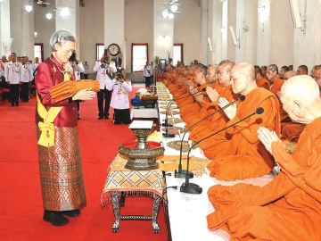สมเด็จพระกนิษฐาธิราชเจ้า กรมสมเด็จพระเทพรัตนราชสุดาฯ สยามบรมราชกุมารี เสด็จพระราชดำเนินแทนพระองค์ไปในการพระราชพิธีทรงบำเพ็ญพระราชกุศลถวายผ้าพระกฐิน ณ วัดมหาธาตุยุวราชรังสฤษฎิ์ราชวรมหาวิหาร เขตพระนคร กรุงเทพมหานคร เดิมชื่อว่า วัดสลัก เป็นวัดเก่าแก่สันนิษฐานว่าสร้างขึ้นในสมัยกรุงศรีอยุธยา ต่อมาในรัชสมัยพระบาทสมเด็จพระจุลจอมเกล้าเจ้าอยู่หัว รัชกาลที่ 5 ได้พระราชทานพระราชทรัพย์เพื่อปฏิสังขรณ์และพระราชทานสร้อยต่อนามพระอาราม เพื่อเฉลิมพระเกียรติสมเด็จพระบรมโอรสาธิราช เจ้าฟ้ามหาวชิรุณหิศ สยามมกุฎราชกุมาร ว่า “วัดมหาธาตุยุวราชรังสฤษฎิ์” เมื่อวันเสาร์ที่ 18 ตุลาคม 2568