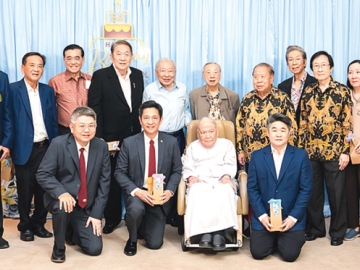 ครบ 7 รอบ : ดร.ชุมพล พรประภา กงสุลใหญ่กิตติมศักดิ์สาธารณรัฐฟิจิ และประธานสมาคมกงสุลกิตติมศักดิ์ (ประเทศไทย) จัดงานทำบุญวันคล้ายวันเกิด ครบ 84 ปีในภาคเช้า ที่ วัดสระเกศราชวรมหาวิหาร และ
งานเลี้ยงฉลองพร้อมประกาศจัดตั้ง มูลนิธิ อโนทัย-ชุมพล พรประภา เพื่อพัฒนาการศึกษาสร้างความรู้ให้
ผู้ด้อยโอกาสในสังคม โดยมี บราเดอร์หลุยส์ วิริยะ ฉันทวโรดม ร่วมงานที่โรงแรมสยาม เคมปินสกี้ กรุงเทพ