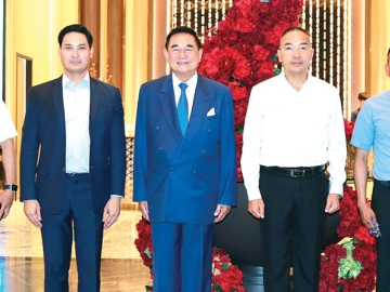 ยินดี...ผบ.ทอ. : ดร.อัศวิน อิงคะกุล ประธานกรรมการบริหาร มิราเคิล กรุ๊ป และ อนัคพล อิงคะกุล รองประธานกรรมการบริหาร มิราเคิล กรุ๊ป ต้อนรับและร่วมแสดงความยินดีกับ พล.อ.อ.เสกสรร คันธา ที่ได้รับโปรดเกล้าฯ ให้ดำรงตำแหน่ง ผู้บัญชาการทหารอากาศ ในโอกาสร่วมงาน “ทัพฟ้า สานสัมพันธ์ สื่อมวลชน” จัดโดย พล.อ.ท.ณรัฐ บุญประเสริฐ เจ้ากรมกิจการพลเรือนทหารอากาศ โดยมี น.อ.วีรชน นรานุต ผอ.กองประชาสัมพันธ์ สำนักนโยบายและแผน กรมกิจการพลเรือนทหารอากาศ ร่วมงาน ที่ โรงแรมอัศวิน แกรนด์ คอนเวนชั่น เขตหลักสี่ กรุงเทพฯ