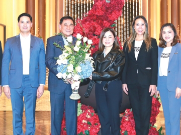 ร่วมยินดี : ดร.อัศวิน อิงคะกุล ประธานกรรมการบริหาร มิราเคิล กรุ๊ป แสดงความยินดีกับ ปวีณา
จริยฐิติพงศ์
ในโอกาสเข้ารับ
ตำแหน่งผอ.ใหญ่
บมจ.ท่าอากาศยาน
ไทย โดยมี อนัคพล
อิงคะกุล รองประธานฯ, ลักษมีกานต์
อิงคะกุล ประธานเจ้าหน้าที่บริหาร มิราเคิล กรุ๊ป ร่วมยินดี ที่ โรงแรมอัศวิน
แกรนด์ คอนเวนชั่น