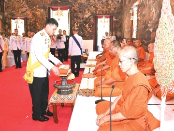 พระบาทสมเด็จพระเจ้าอยู่หัว ทรงพระกรุณาโปรดเกล้า
โปรดกระหม่อมให้ สมเด็จพระเจ้า
ลูกยาเธอ เจ้าฟ้า
ทีปังกรรัศมีโชติ มหาวชิโรตต
มางกูร สิริวิบูลยราชกุมาร เสด็จแทนพระองค์ ไปในการพระราชพิธีทรงบำเพ็ญพระราชกุศลถวายผ้าพระกฐิน ณ วัดสุวรรณดาราราม อำเภอพระนครศรีอยุธยา และวัดนิเวศธรรมประวัติ อำเภอบางปะอิน จังหวัดพระนครศรีอยุธยา