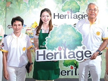 สืบสานงานเจเยาวราช : วลัยทิพย์ ซื่อตรงมั่นคง ผอ.ฝ่ายสื่อสารองค์กร เครือเฮอริเทจ, ธนิต ตันบัวคลี่ รองปลัด
กรุงเทพมหานคร, ชัญญาภัค ชำนิกล้า ผช.ผอ.เขตสัมพันธวงศ์ และ รุจิรา อารินทร์ รอง ผอ.สำนักวัฒนธรรมกีฬาและการท่องเที่ยว ร่วมพิธีเปิดประเพณีงานเจเยาวราช 2568 ภายใต้แนวคิด “ความสัมพันธ์ที่ดี 50 ปี ไทย-จีน” โดยจัดงานถึง 29 ต.ค.2568 ที่บริเวณซุ้มประตูเฉลิมพระเกียรติ 6 รอบพระชนมพรรษา ถนนเยาวราช