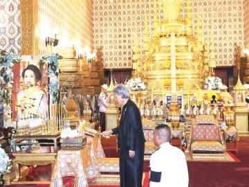 สมเด็จพระกนิษฐาธิราชเจ้า กรมสมเด็จพระเทพรัตนราชสุดาฯ สยามบรมราชกุมารี เสด็จพระราชดำเนินพร้อมด้วย ท่านผู้หญิงสิริกิติยา เจนเซน ไปในการบำเพ็ญพระราชกุศลถวายพระบรมศพสมเด็จพระนางเจ้า
สิริกิติ์ พระบรมราชินีนาถ พระบรมราชชนนีพันปีหลวง โดยมี พระวรวงศ์เธอ พระองค์เจ้าเฉลิมศึกยุคล เฝ้าฯ ณ พระที่นั่งดุสิตมหาปราสาท ในพระบรมมหาราชวัง เมื่อวันจันทร์ที่ 3 พฤศจิกายน 2568 เวลา 07.28 น.