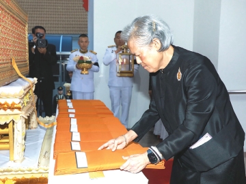 สมเด็จพระกนิษฐาธิราชเจ้า กรมสมเด็จพระเทพรัตนราชสุดาฯ สยามบรมราชกุมารี เสด็จพระราชดำเนินไปในการพระราชทานเพลิงศพ นายสุรพล โทณะวณิก ศิลปินแห่งชาติสาขาศิลปะการแสดง ประจำปี 2540
ผู้ประพันธ์คำร้องและทำนองเพลงให้แก่นักร้องนักดนตรีหลายกลุ่ม ได้รับพระราชทานเครื่องราชอิสริยาภรณ์จตุตถดิเรกคุณาภรณ์ ณ เมรุวัดธาตุทอง กรุงเทพมหานคร เมื่อวันอาทิตย์ที่ 2 พฤศจิกายน 2568 เวลา 17.27 น.