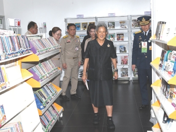 สมเด็จพระกนิษฐาธิราชเจ้า กรมสมเด็จพระเทพรัตนราชสุดาฯ สยามบรมราชกุมารี เสด็จฯทรงเป็นประธานเปิดการประชุมวิชาการและนิทรรศการ ครั้งที่ 12
ทรัพยากรไทย : หวนดูทรัพย์สิ่งสินตน ณ ศูนย์กีฬาเฉลิมพระเกียรติ มหาวิทยาลัยแม่โจ้ อำเภอสันทราย จังหวัดเชียงใหม่ และเสด็จพระราชดำเนินเป็นการส่วนพระองค์ไปทรงเปิด “ห้องสมุดประชาชนจังหวัดเชียงใหม่ เฉลิมพระเกียรติ 70 พรรษา สมเด็จพระกนิษฐาธิราชเจ้า กรมสมเด็จพระเทพ
รัตนราชสุดาฯ สยามบรมราชกุมารี” ณ ห้องสมุดประชาชนจังหวัดเชียงใหม่ อำเภอเมืองเชียงใหม่ จังหวัดเชียงใหม่ เมื่อวันอังคารที่ 4 พฤศจิกายน 2568