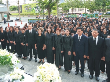 แม่แห่งแผ่นดิน : นุสรา (อัสสกุล) บัญญัติปิยพจน์ ประธานเจ้าหน้าที่บริหาร บมจ.ไทยสมุทรประกันชีวิต พร้อมด้วย
คณะผู้บริหาร และพนักงาน จัดพิธีน้อมถวายความอาลัยเบื้องหน้าพระฉายาลักษณ์ สมเด็จพระนางเจ้าสิริกิติ์ พระบรมราชินีนาถ พระบรมราชชนนีพันปีหลวง ผู้ทรงอุทิศพระวรกายเพื่อยกระดับคุณภาพชีวิตของประชาชน สืบสานศิลปวัฒนธรรม และส่งเสริมการอนุรักษ์ธรรมชาติและสิ่งแวดล้อมให้คงอยู่คู่แผ่นดินไทย ที่สนง.ใหญ่