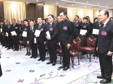 สมเด็จพระกนิษฐาธิราชเจ้า กรมสมเด็จพระเทพรัตนราชสุดาฯ สยามบรมราชกุมารี เสด็จออก ณ วังสระปทุม พระราชทานพระราชวโรกาส ให้
ศ.นพ.อภิชาติ อัศวมงคลกุล คณบดีคณะแพทยศาสตร์ศิริราชพยาบาล มหาวิทยาลัยมหิดล นำคณะบุคคลผู้บริจาคเงินและผู้สนับสนุนกิจการของมูลนิธิรางวัลสมเด็จเจ้าฟ้ามหิดลฯ เฝ้าฯ รับพระราชทานของที่ระลึก และทูลเกล้าฯ ถวายเงิน ต่อจากนั้น ทรงเป็นประธานการประชุมคณะกรรมการ
มูลนิธิฯ เพื่อพิจารณาตัดสินผู้สมควรได้รับพระราชทานรางวัลสมเด็จเจ้าฟ้ามหิดล ประจำปี 2568 เมื่อวันจันทร์ที่ 3 พฤศจิกายน 2568 เวลา 14.00 น.