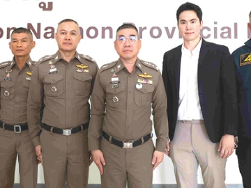 ปราบอาชญากรรมทางเทคโนโลยี : พล.ต.ท.สันติ ชัยนิรามัย ผู้บัญชาการตำรวจภูธรภาค 4 ขยายผลสืบสวนและจับกุมขบวนการฉ้อโกงประชาชน จัดหาบัญชีม้า ในพื้นที่จังหวัดสกลนคร โดยทำงานร่วมกันอย่างใกล้ชิดระหว่างเจ้าหน้าที่ตำรวจในพื้นที่ และ บจก.ทรูมันนี่ นำโดย กรวุฒิ ปวิตรปก ผอ.ฝ่ายกลยุทธ์ ทรูมันนี่