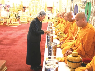 สมเด็จพระกนิษฐาธิราชเจ้า กรมสมเด็จพระเทพรัตนราชสุดาฯ สยามบรมราชกุมารี เสด็จพระราชดำเนินไป
ในการบำเพ็ญพระราชกุศลถวายพระบรมศพ สมเด็จพระนางเจ้าสิริกิติ์ พระบรมราชินีนาถ พระบรมราชชนนี
พันปีหลวง พร้อมถวายภัตตาหารเช้าแด่พระพิธีธรรมที่สวดพระอภิธรรมพระบรมศพ ณ พระที่นั่งดุสิตมหาปราสาท ในพระบรมมหาราชวัง เมื่อวันพฤหัสบดีที่ 6 พฤศจิกายน 2568 เวลา 07.15 น.