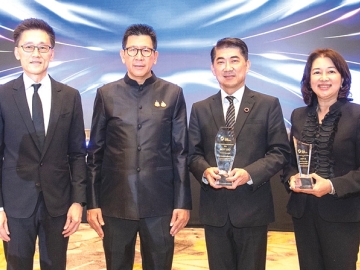 รับ 2 รางวัล : ดร.เอกนิติ นิติทัณฑ์ประภาศ รองนายกรัฐมนตรี และ รมว.กระทรวงการคลัง มอบรางวัล CEO ยอดเยี่ยม ให้แก่ ประสิทธิ์ บุญดวงประเสริฐ ประธานคณะผู้บริหาร ซีพีเอฟ และรางวัลนักลงทุนสัมพันธ์ยอดเยี่ยม ให้แก่
กอบบุญ ศรีชัย ผู้บริหารสูงสุดสายงานกิจการองค์กรและลงทุนสัมพันธ์ ซีพีเอฟ