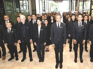 ถวายความอาลัย : เฉลิมชัย มหากิจศิริ ประธานเจ้าหน้าที่บริหาร, อุษณา มหากิจศิริ รองประธานฯ และ กมลสุทธิ์ ทัพพะรังสี ประธานกลุ่มอาหารและเครื่องดื่ม พร้อมด้วยคณะผู้บริหาร พนักงาน และบริษัทในเครือ บมจ.โทรีเซนไทย เอเยนต์ซีส์ ร่วมกันวางพวงมาลัยเบื้องหน้าพระฉายาลักษณ์ สมเด็จพระนางเจ้าสิริกิติ์ พระบรมราชินีนาถ พระบรมราชชนนีพันปีหลวง เพื่อถวายความอาลัยอย่างสุดซึ้งและน้อมรำลึกในพระมหากรุณาธิคุณอันหาที่สุดมิได้ ณ อาคารอรกานต์ เมื่อวันที่ 5 พฤศจิกายน 2568